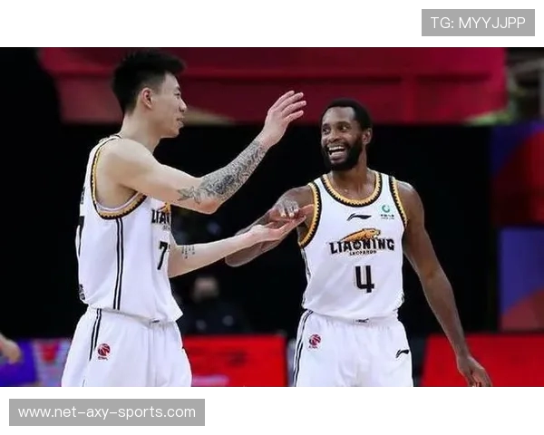 杭州篮球队团队协作引发热议球迷对战术配合与球员表现展开激烈讨论